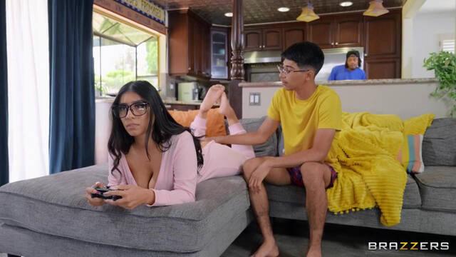 Негр трахнул сочную латинку с большой жопой чтобы поменьше играла в приставку