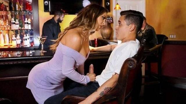 Зрелая дама изменила мужу с молодым незнакомцем