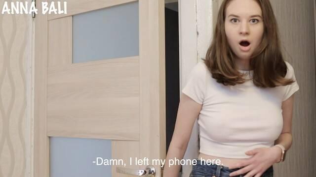 Девушка мастурбирует, пока брат ебет резиновую вагину