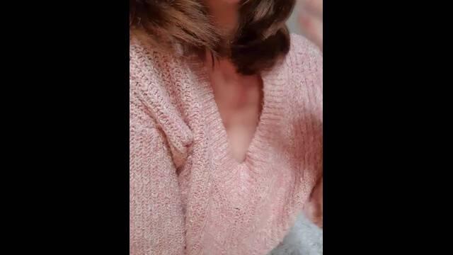 Девушка показывает ножки в колготках и мастурбирует игрушкой