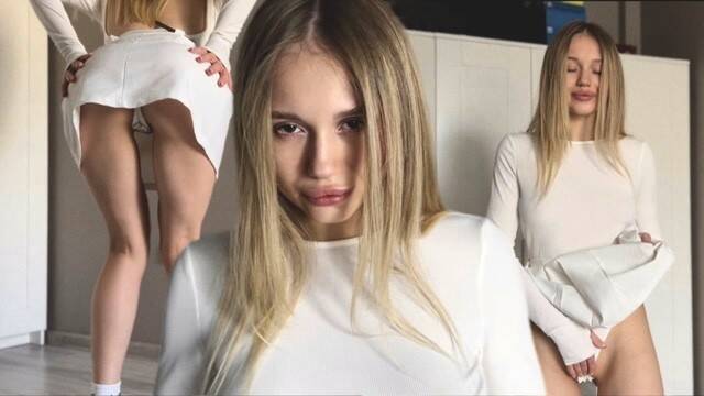 Сексуальная блондинка в юбке трахается с парнем в бритую киску