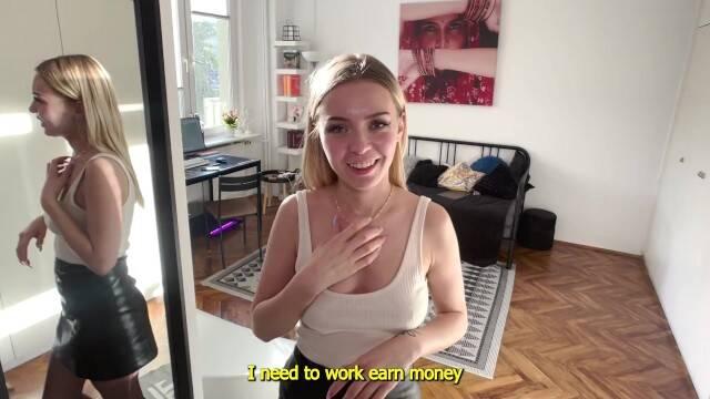 Блондинистая красотка трахается в бритую пилотку с курьером