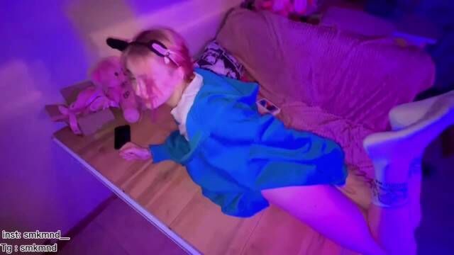 Русская телка возбудилась от шлепков а парень трахнул ее в киску