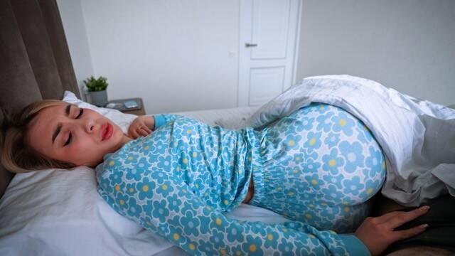 Русская мачеха разбудила пасынка ради смачного секса от первого лица