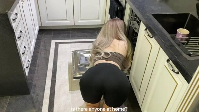 Сводная сестра застряла в посудомойке, а сводный брат трахнул ее