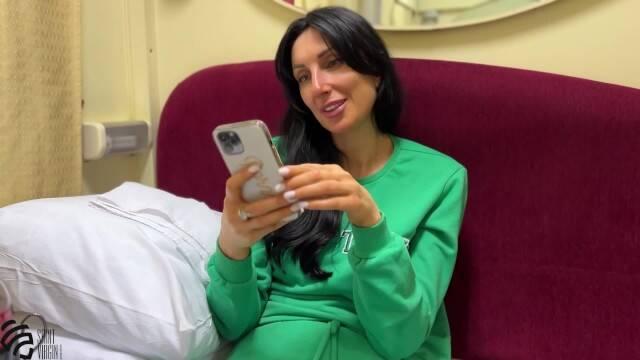 Мачеха и пасынок занимаются сексом прямо в купе поезда