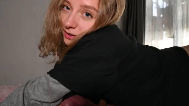 Молодая телка нежно сосет любимому до камшота