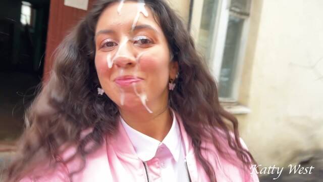 Студентка получила сперму на лицо и пошла гулять